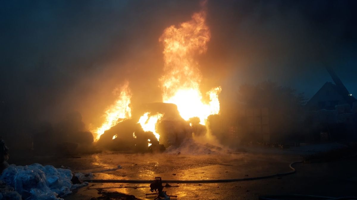 Požár hal u Prahy: Hasiči vyhlásili nejvyšší stupeň poplachu a vyzvali, aby lidé nevětrali
